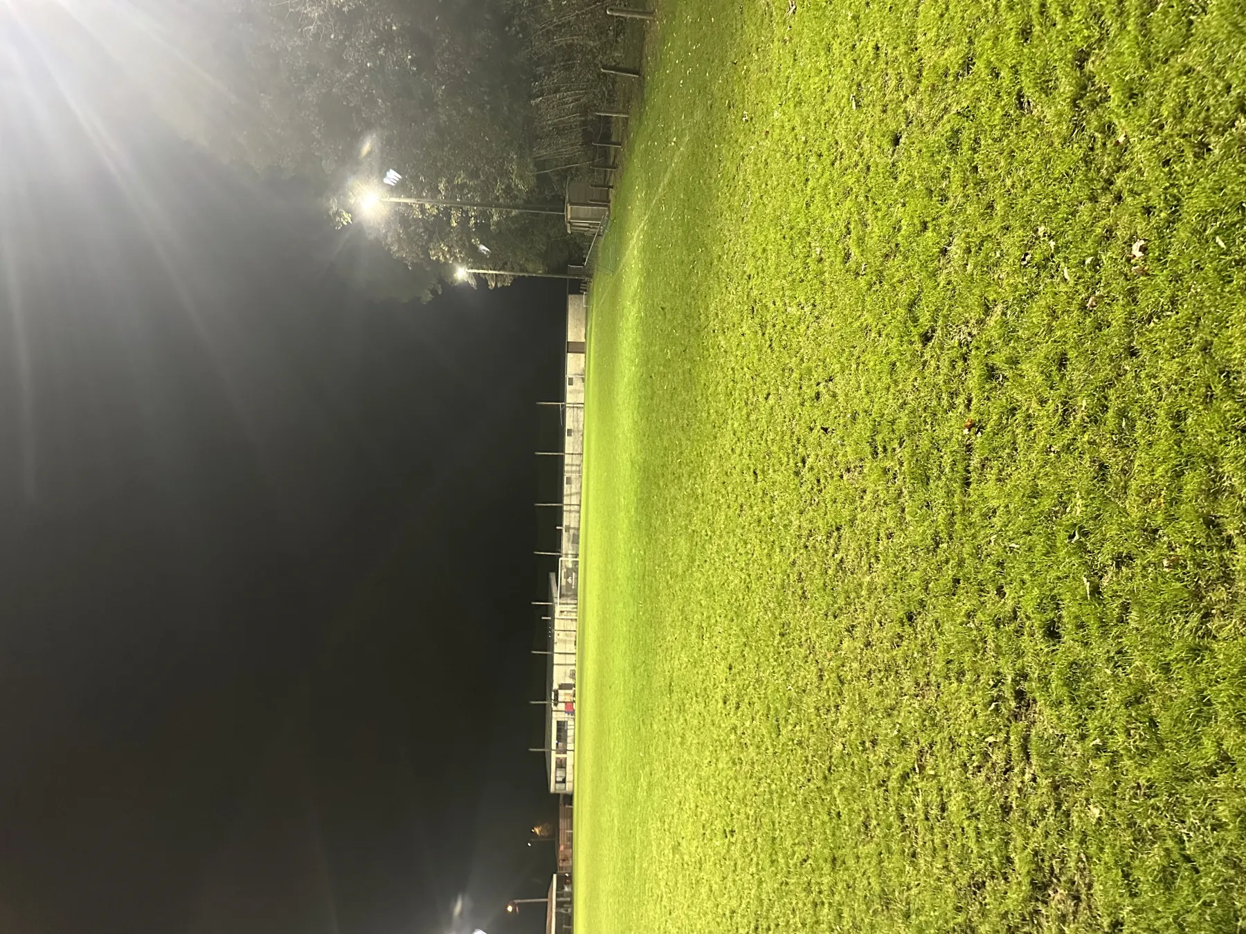 Uitvoering van de nieuwe terreinverlichting bij VS Kortenaken