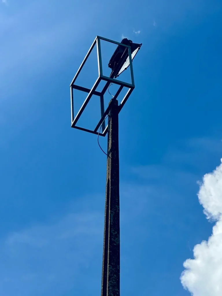 Verlichtingsmast met LED-armatuur voor een voetbalveld, klaar voor een duurzame upgrade