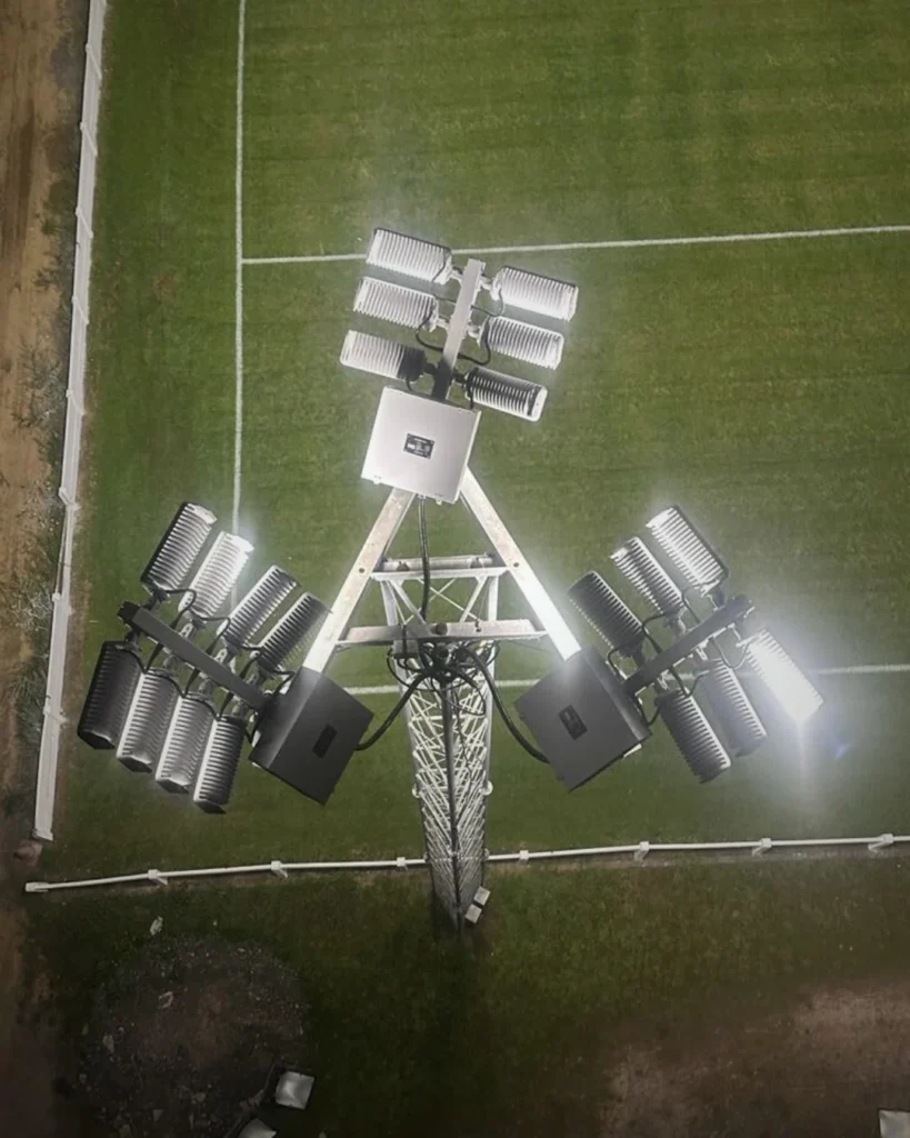 LED-verlichtingsmast met modulaire armaturen voor gelijkmatige verlichting van een voetbalveld