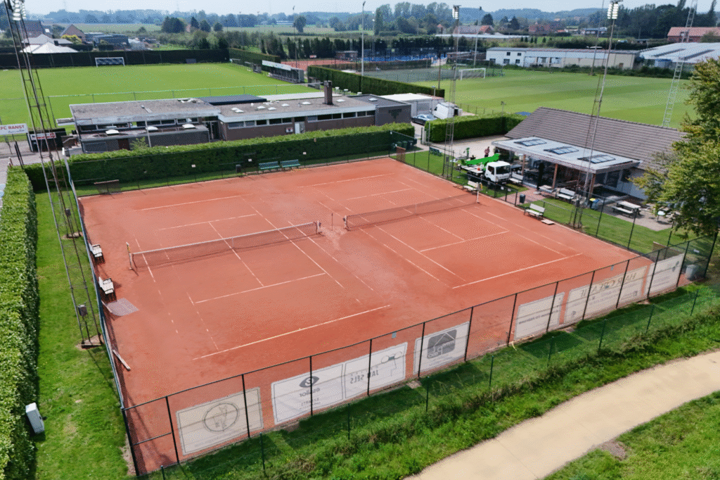 Tennisvelden met voorbereide infrastructuur voor ledverlichting tennisvelden op maat van de club
