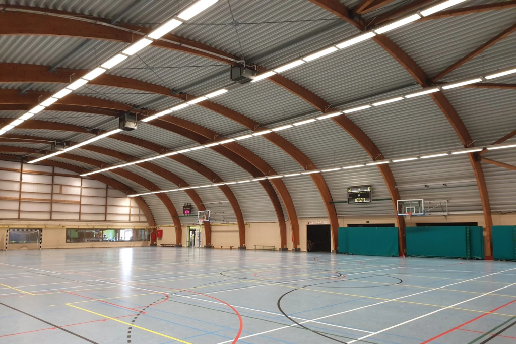 Slimme LED-verlichting in een sporthal met instelbare lichtscenario's per zone