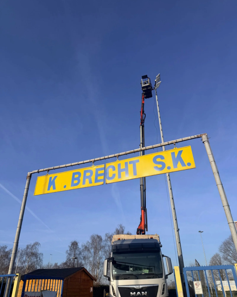 Installatie van een nieuwe LED-verlichtingsmast aan de ingang van het terrein van K. Brecht SK.