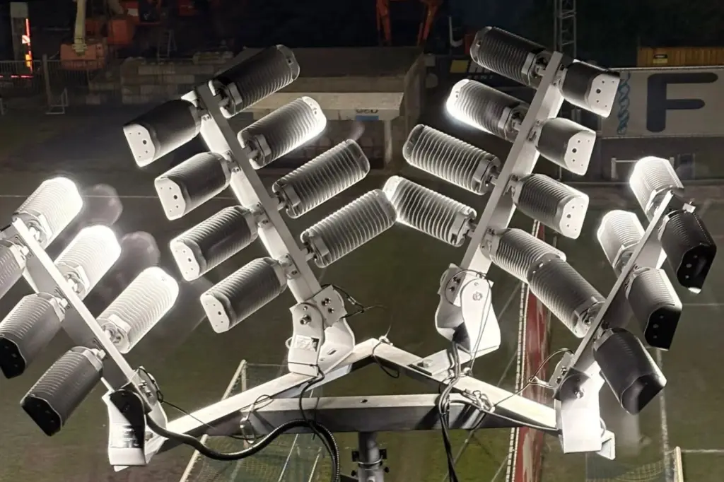 Close-up van de LED-armaturen op de verlichtingsmast bij K. Brecht SK