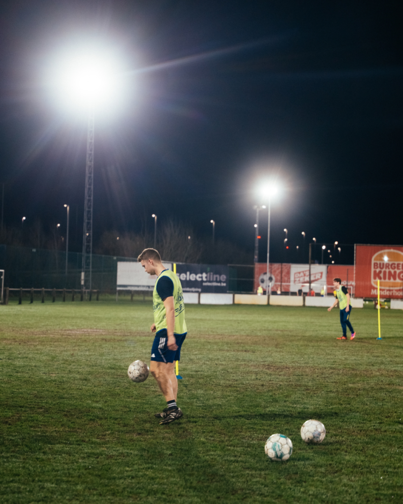 Speler traint onder heldere LED-verlichting op het veld van K. Brecht SK