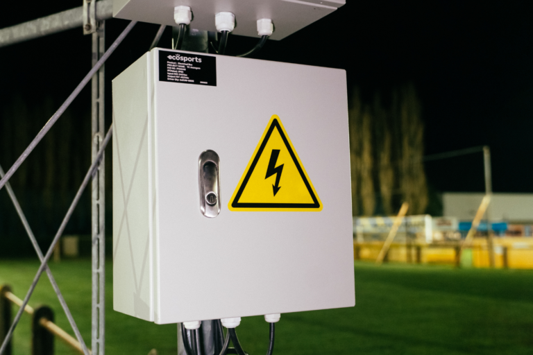 EcoSports elektrische stuurkast gemonteerd op een lichtmast bij K. Brecht SK