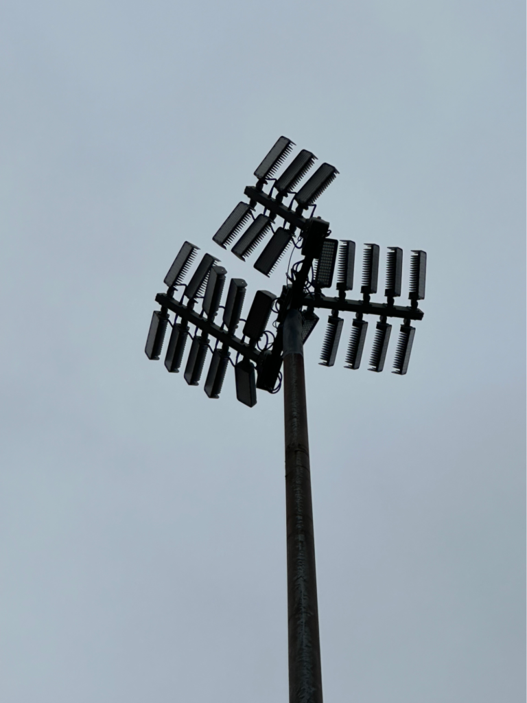Verlichtingsmast met meerdere LED-armaturen voor een skatepark.